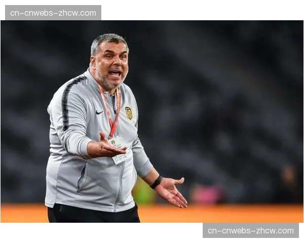 “独家专访：纽卡斯尔主帅谈球队反击哲学——‘我们追求的是六秒法则’”