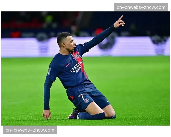 巴黎街头足球赛，孩子们模仿姆巴佩庆祝动作